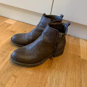 Skor - 40kr - Brun skor, storlek 39, begagnat skick! 40kr