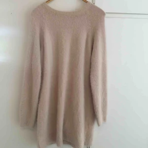  - Mysig stickad lurvig långtröja i ljusrosa färg. Storlek large, jag har haft den som en tröjklänning med strumpbyxor under. Gosig och skön, sticks inte. 