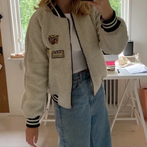 Billabong collegejacka - Säljer min svincoola college/varsity jacka från Billabong i teddybjörnsmaterial!!! Den är i jättebra skick men säljer då jag tyvvär inte får andvändning av den längre. 💕💕BUDA! Budet ligger just nu på 450kr