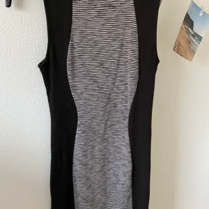 Fin kroppsformande klänning från hm! - Skön och fin, men tyvärr för liten nu! Bra skick!