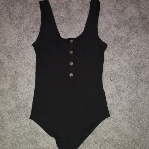 Body från H&M - Skön, fina knappar och använt 1 gång 