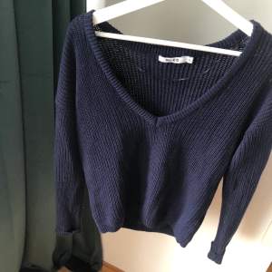 Jättefin och mysig tröja i marinblå. Köpt från nakd, den är i Xs men skulle säga att den är med som en S. Urringningen är ganska djup. Använd 2-3ggr bara så den är som ny!🌸 