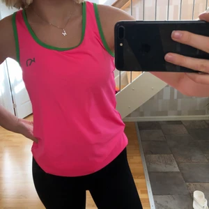 Kari Traa träningslinne - Säljer träningslinne från Kari Traa i jättefint skick! Matchande tights finns i annan annons. Frågor/intresserad? Kontakta mig! 🥰 Köparen står för frakt