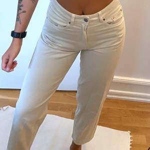 Vita/krämfärgade jeans från Weekday. Modellen Lash. W29 L28, används typ två ggr!