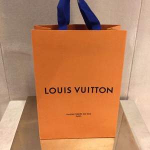 Söker Louis Vuitton påse i storlek s.Helst i bra skick då ja ska ha den som intredning 