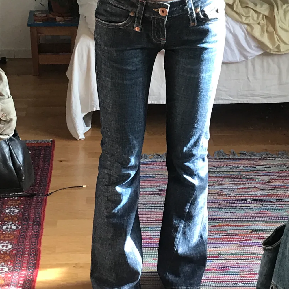 Snygga bootcut jeans köpta på secondhand! Köparen står för frakt eller möts jag upp på söder :)). Jeans & Byxor.