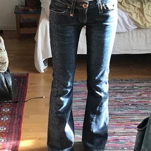 Snygga bootcut jeans köpta på secondhand! Köparen står för frakt eller möts jag upp på söder :))