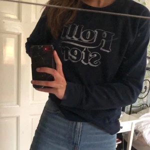 Hollister sweather - Mörk blå sweather med vitt tryck. Frakt betalas själv