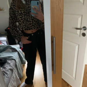 Tröja - Leopardmönstrad tröja från stradivarius i strl xs, ballongärmar, köpt i Palma 