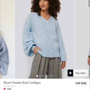 ljusblå stickad tröja ifrån NAKD - super fin stickad tröja ifrån nakd, helt nu och oanvänd, endast testad men var tyvärr lite för stor. säljer därför den här!