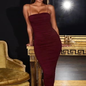 Helt ny klänning från Ohpolly! - Helt ny klänning från Ohpolly, aldrig använd! Prislappen sitter kvar. Stretchigt material. Passar längre tjejer (170cm +)