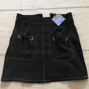 Svart kjol - Svart kjol med kontrastsömmar från Missguided. Aldrig använd. Frakt tillkommer 🌹