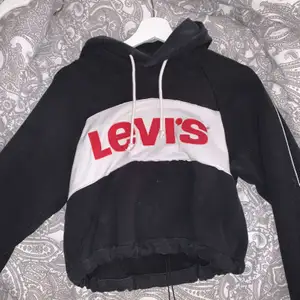 Croppad Levis hoodie som bara är använd någon enstaka gång så varken urtvättad eller sliten. 