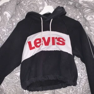 Levis hoodie  - Croppad Levis hoodie som bara är använd någon enstaka gång så varken urtvättad eller sliten. 