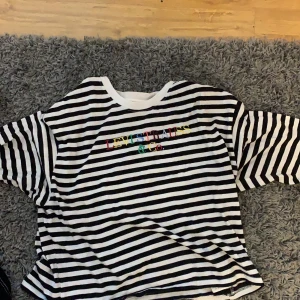 Långärmad tröja från Levis  - Randig tröja från Levis i strl S, fint skick. 90kr +frakt 