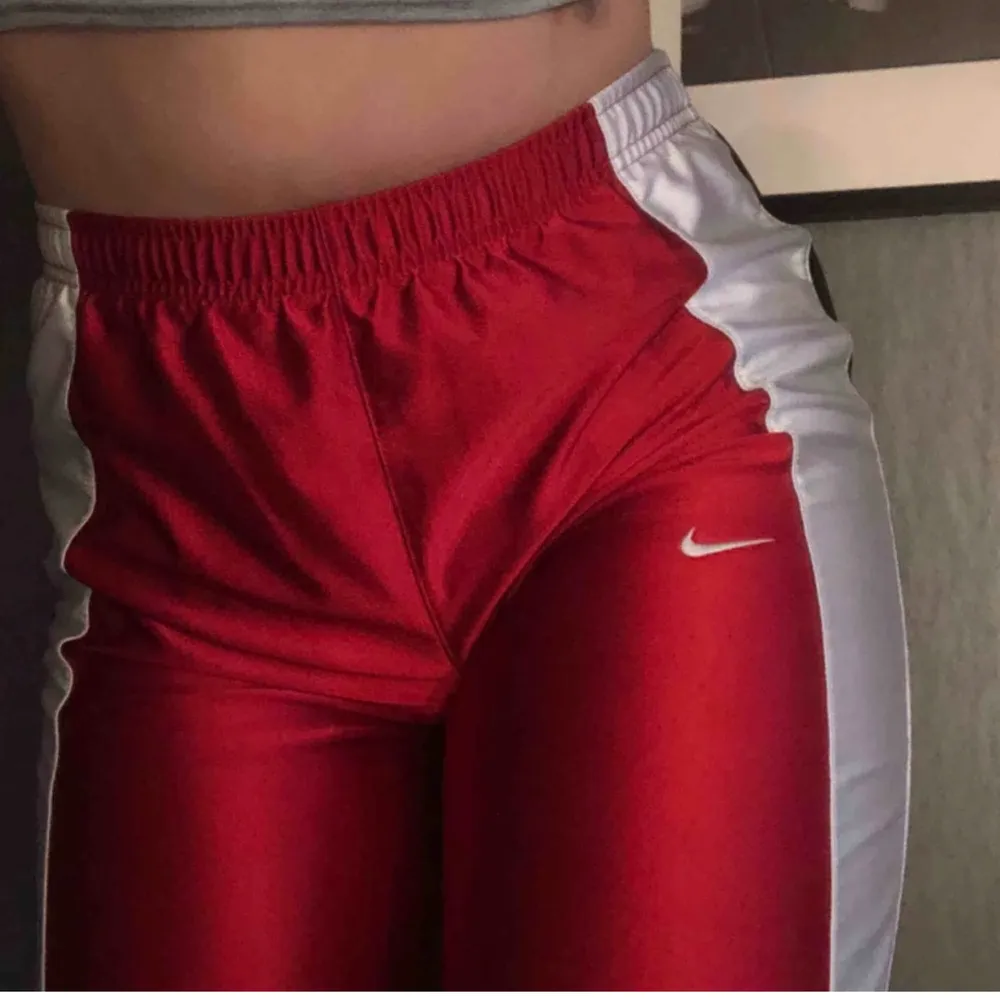 Säljer dessa röda Nike byxorna i ett superskönt material. De är köpta här på Plick men passade tyvärr inte      (lånade bilder) frakt tillkommer☺️❤️. Jeans & Byxor.
