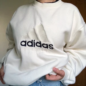 Adidas, sweatshirt - Vit vintage adidas tröja i storleken L. Oversized passform men går att styla väldigt bra! Budgivning sker i meddelanden:) skriv vid frågor. Frakt ingår i priset. Kraam