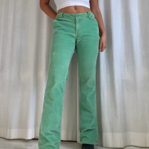 Sammetsjeans - Superfina lågmidjade sammetsjeans i grönt. Utsvängda. En aning stora på mig som har 27 i jeans och är 160 cm lång💘