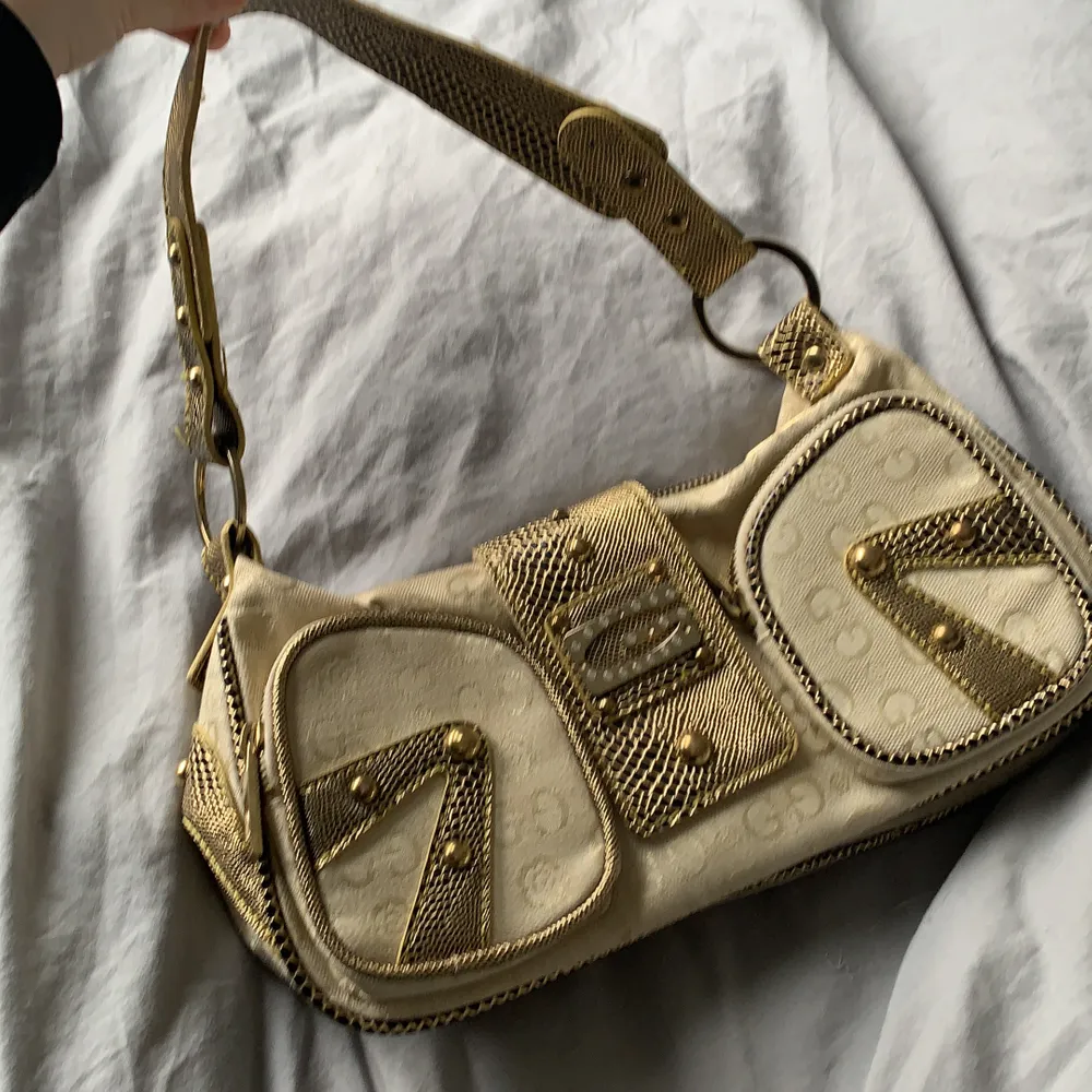 En guldig gussaci väska som jag köpt på humana för 200kr. Tycker den är as fin. Inte trasig eller något nånstans . Väskor.