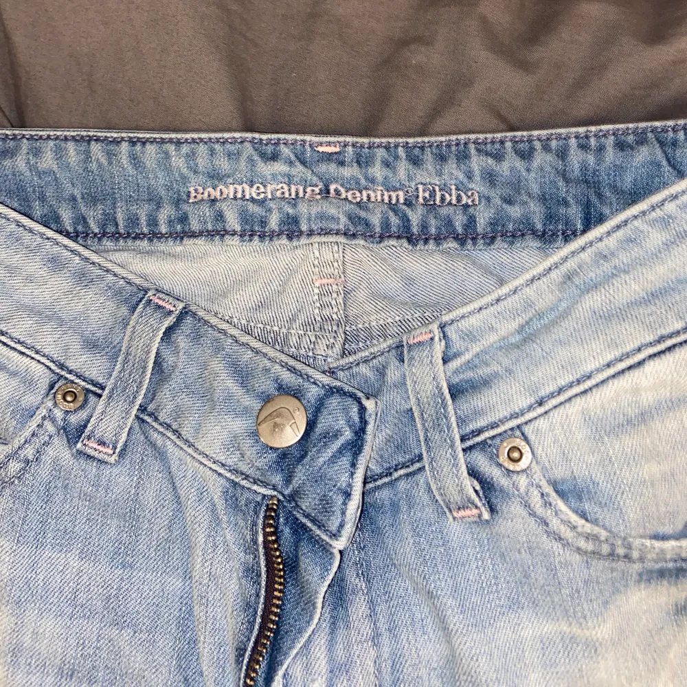 Ljusblåa jeans ifrån boomerang i storlek 36. Dom är raka och det är slitningar längst ner.. Jeans & Byxor.