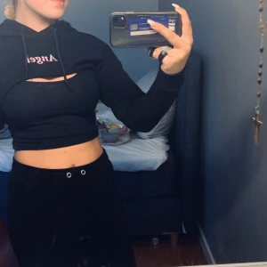 Svart riven hoodie - Inte jag som klippt köpte den så och de är meningen  ordinarie pris 250kr