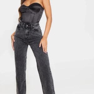 Jeans - Urtvättade svarta jeans. Aldrig använda. Har en stil från 90-talet. Fraktkostnad tillkommer.