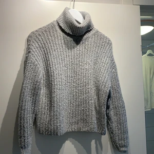 Stickad tröja - gina - xs - 90kr - Grå stickad polo tröja från Gina, lös i halsen. Storlek xs, 90kr + frakt