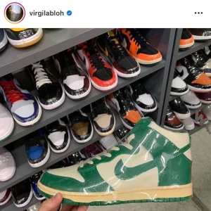 Dunk 2002 - OG Nike Dunks från 2002 som Virgil Abloh la ut om. Välanvända men har några år kvar att ge och de borde utnyttjas av någon som älskar skor. Skorna tvättas såklart innan du får dem. Vi delar frakt 