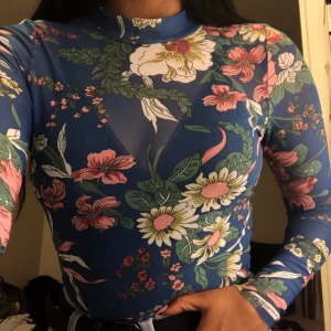 Mönstrad see through topp från Bik bok stl xs - Blå mönstrad genomskinlig topp från Bikbok, använd 1-2 ggr. Köpt för 299 men säljes för 100kr. Kan alternativt mötas upp centralt i Stockholm (Stadshagen/t-centralen/Fridhemsplan/Solna)🌸