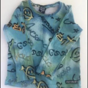 Villervalla tröjor  - Villervalla tröjor . Blå Stl 92 röd Stl 98 . Båda för 120kr plus fraktkostnad 