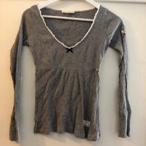 Grå odd Molly tröja - Grå tröja från odd Molly, sitter superfint runt bysten! Storlek 0 (xs). Bra pris vid snabb affär