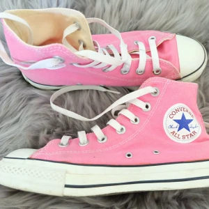 High Sneakers Converse All Star (Pink) - Super snygga Snickers Converse! Har köpt från flera år sen och använt ett fåtal gånger, men det är fortfarande i bra skick. Nu ligger dem bara i skåp så därför vill jag sälja de. Skicka DM till mig om ni är intresserad av de. Jag tar bara Swish. Köparen står för frakten eller så kan jag möta er i Helsingborg. 😊