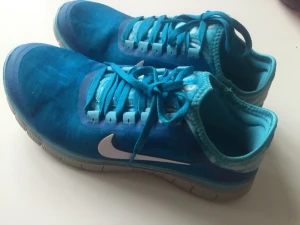  - Nike air Max free 3.0 
Endast testade inomhus 1 gång.
Köpte fel storlek. 
Nypris 1199 kr 