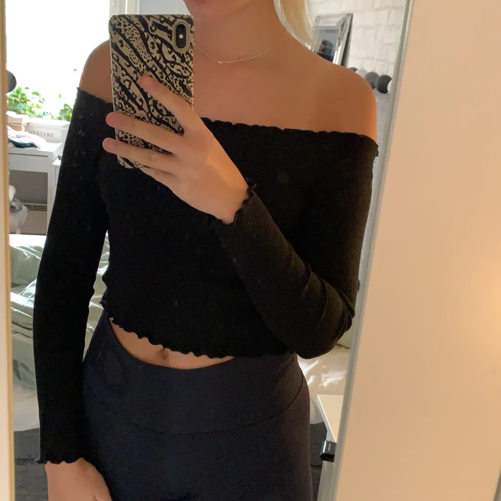 Svart, kort offshoulder topp från Ginatricot. Storlek M 🖤. Toppar.