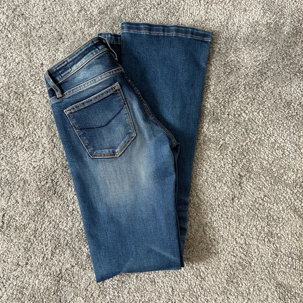 Fina bootcut jeans från märket crocker i storlek W25 men skulle säga att de är mindre i storleken. I mycket fint skick och endast använda fåtal gånger. Säljer pga för små. Köparen står för frakten :) . Jeans & Byxor.