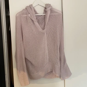 Stickad hoodie i storlek S  - Stickad hoodie i färgen ljus ljus lila i storlek S. Använd 1-2 gånger, väldigt fint skick. Från märket MonRow. 