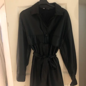 Snygg skinnklänning - Super cool skinn klänning från zara. Använd 1 gång.