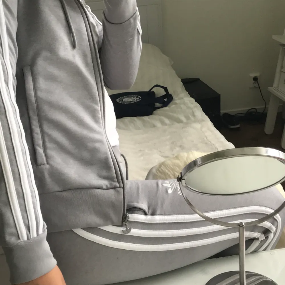 Grå adidas dress som ny, knappast använd. Köpt på JD sports för runt 500kr, jag säljer för 750kr då den knappt är använd bara legat i garderoben ☺️ . Tröjor & Koftor.