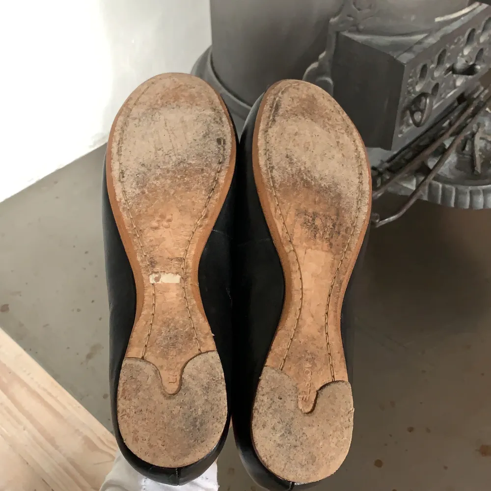 jättefina lacoste ballerina skor i använt skick, storlek 41. sulorna är lite slitna men inget som förändrat skons användbarhet. även ett litet slitage på ena skons häl (knappnållsstorlek) . Skor.