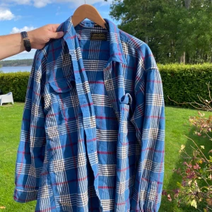 Rutig skjorta  - Säljer Denna flanell skjorta knappy andvänd! Storlek m-l men den blir oversized på vilken som! Skriv för fler bilder 