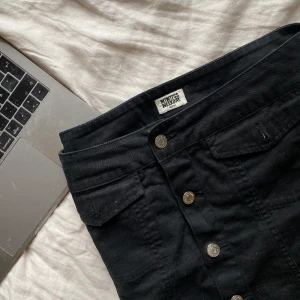 SVART JEANSKJOL FRÅN WEEKDAY - En kort, svart kjol i jeansmaterial som är väldigt sparsamt använd från weekday! Otroligt skön & i superskick:) Priset är INTE inklusive frakt men förhandlingsbart, kjolen tvättas självklart innan den skickas!🤍