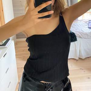 En snygg, one shoulder topp från H&M som aldrig är använd pga köpte den i fel storlek. Toppen basplagg nu till hösten som kan bäras på fest & till vardags!🖤 Priset är INTE inklusive frakt men förhandlingsbart, toppen tvättas självklart innan den skickas!