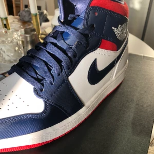 Nike airjordan 1 mids - Instressekoll på dessa sjukt snygga jordans! Sprillans nya och Slutsålda, köpa på Footlocker, kvitto finns! Budgivningen startar på 1400, men som sagt är det bara en intressekoll:) Det är storlek 43. Kontakta för frågor!