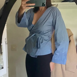 Blå blus! - Aldrig använd därav prislappen🥰 bud!