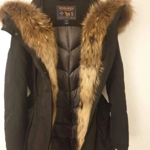 NY WOOLRICH JACKA  - Endast använt vid 3 tillfällen!. Den är som ny. Kvitto finns! Liten i storlek 