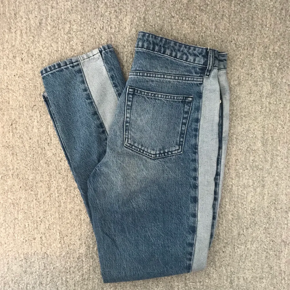 Jeans från NAKD, storlek 36. Har en liten slitning bredvid bakfickan men knappt att det syns! 50 kr + frakt ✨. Jeans & Byxor.