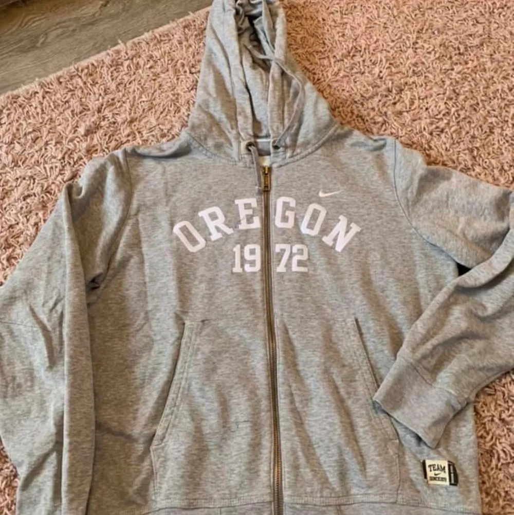 Nike hoodie grå med zip vintage, bjuder på frakten 😊. Tröjor & Koftor.