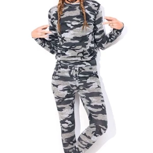 Militärset Madlady - Säljer detta set från Madlady, både överdel och underdel. Glömde ta bild på tröjan men den är i samma mönster och tyg. Storlek M