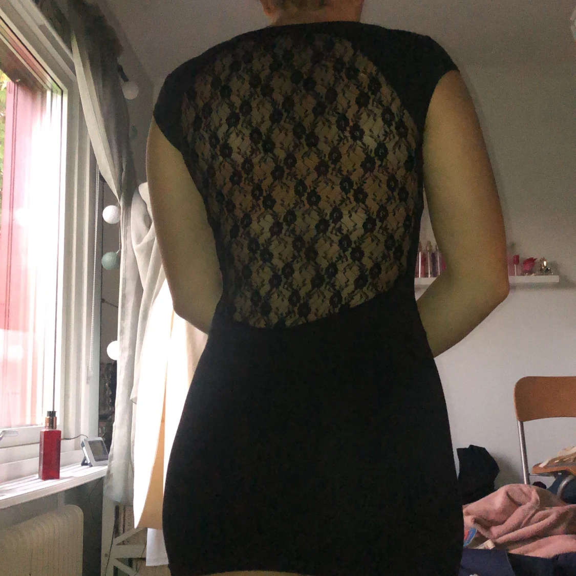 Klänning med spets i ryggen - 91