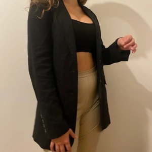 Gina Tricot Svart Linne Kavaj - Svart linne kavaj från Gina Tricot. Aldrig använd endast testad, prislapp finns kvar. Storlek 34 men jag som är en 38 kan ha på mig den. 400 kr ord pris 599 kr. Frakt tillkommer 